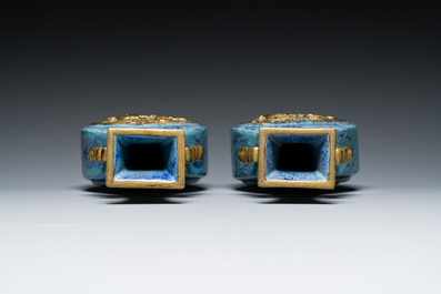 Paire de vases en porcelaine de Chine &agrave; &eacute;mail flamb&eacute; aux medaillons aux dragons dor&eacute;s, marque de Qianlong, 19&egrave;me