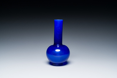 Een Chinese flesvormige vaas in translucent blauw glas, Xianfeng merk en periode
