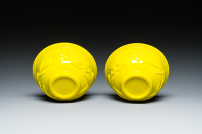 Paire de bols en verre jaune de P&eacute;kin &agrave; d&eacute;cor floral, Chine, 19/20&egrave;me