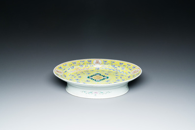 Plat de forme ovale sur talon en porcelaine de Chine &agrave; d&eacute;cor d'anniversaire sur fond jaune, marque et &eacute;poque de Guangxu