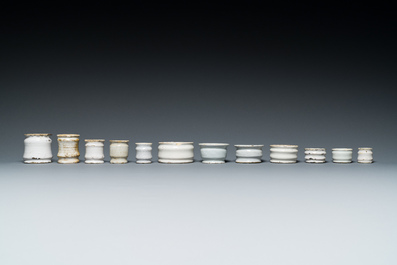 Douze pots &agrave; onguent et albarelli miniatures en fa&iuml;ence blanche de Delft, 17&egrave;me