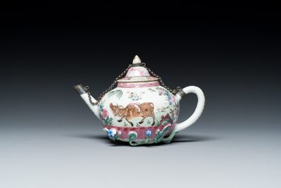 Een Chinese famille rose theepot, vier koppen en drie schotels, Yongzheng