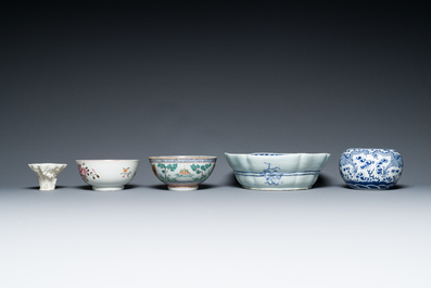 A varied collection of Chinese porcelain, 18/19th C.