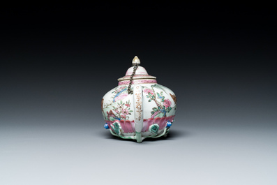 Een Chinese famille rose theepot, vier koppen en drie schotels, Yongzheng