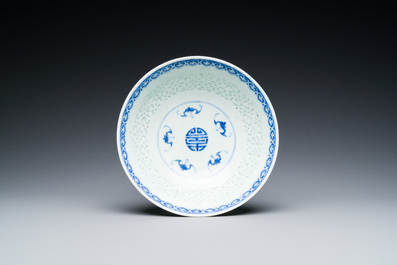 Een Chinese blauw-witte kom met rijstkorrel decor, Qianlong merk en periode