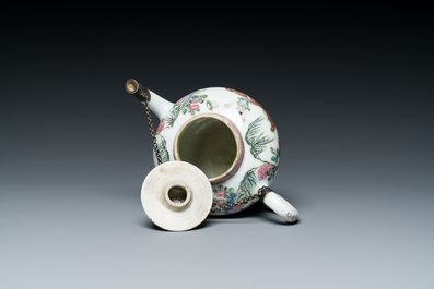 Een Chinese famille rose theepot, vier koppen en drie schotels, Yongzheng