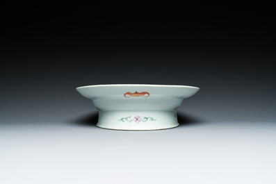 Plat de forme ovale sur talon en porcelaine de Chine &agrave; d&eacute;cor d'anniversaire sur fond jaune, marque et &eacute;poque de Guangxu