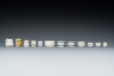 Douze pots &agrave; onguent et albarelli miniatures en fa&iuml;ence blanche de Delft, 17&egrave;me