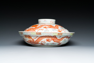 Bol couvert en porcelaine de Chine famille rose, marque de sceau Xiao Liu Xiang Guan 小留香館, 19/20&egrave;me
