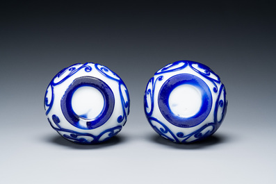 Paire de vases de forme bouteille en verre overlay de P&eacute;kin &agrave; d&eacute;cor de chilongs en bleu sur blanc, Chine, 19&egrave;me
