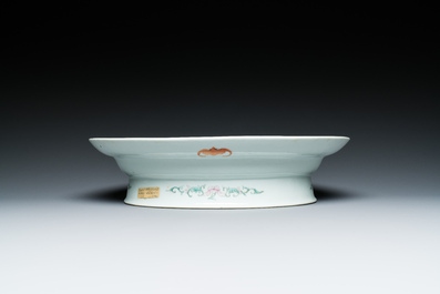 Plat de forme ovale sur talon en porcelaine de Chine &agrave; d&eacute;cor d'anniversaire sur fond jaune, marque et &eacute;poque de Guangxu