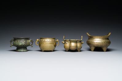 Six br&ucirc;le-parfums en bronze, Chine, 19/20&egrave;me