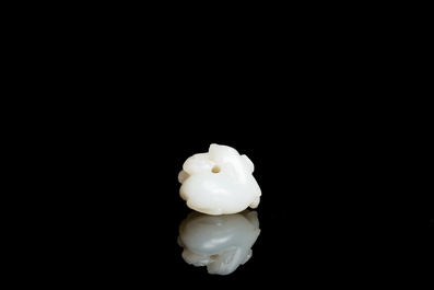 Een Chinese witte jade hanger met twee herten, Qing