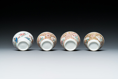 Een Chinese famille rose theepot, vier koppen en drie schotels, Yongzheng