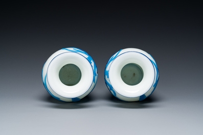 Paire de vases en verre overlay de P&eacute;kin &agrave; d&eacute;cor de canards mandarins en bleu sur blanc, Chine, 19/20&egrave;me