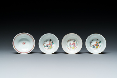Een Chinese famille rose theepot, vier koppen en drie schotels, Yongzheng