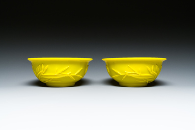 Paire de bols en verre jaune de P&eacute;kin &agrave; d&eacute;cor floral, Chine, 19/20&egrave;me