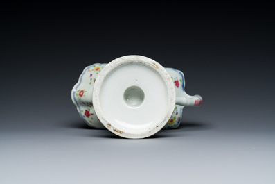 Een Chinese famille rose kan met decor van tabaksbladeren, Qianlong