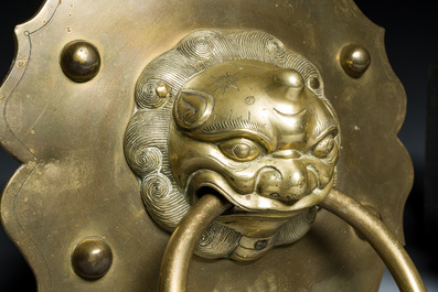Een paar Chinese koperen deurkloppers met leeuwenkoppen, 19e eeuw