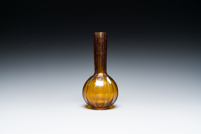 Rare vase de forme bouteille en verre de P&eacute;kin de couleur ambre translucide, Chine, marque et &eacute;poque de Qianlong