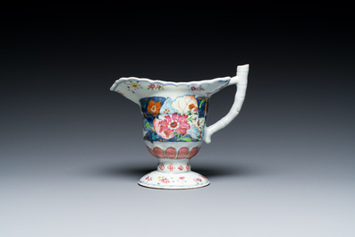 Een Chinese famille rose kan met decor van tabaksbladeren, Qianlong