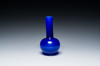 Een Chinese flesvormige vaas in translucent blauw glas, Xianfeng merk en periode