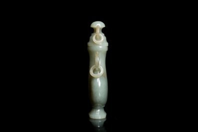 Een Chinees dekselvaasje in celadon jade, 19/20e eeuw