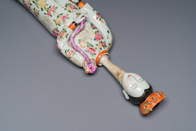 Een grote Chinese famille rose figuur met beweegbaar hoofd, 19/20e eeuw