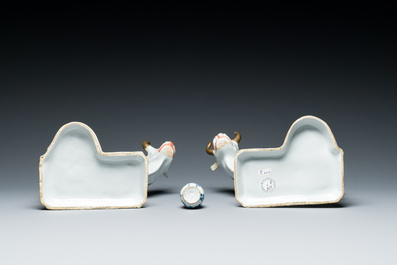 Een diverse collectie blauw-wit en wit Delfts aardewerk, 18e eeuw