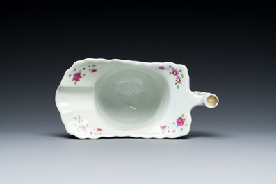 Een Chinese famille rose kan met decor van tabaksbladeren, Qianlong
