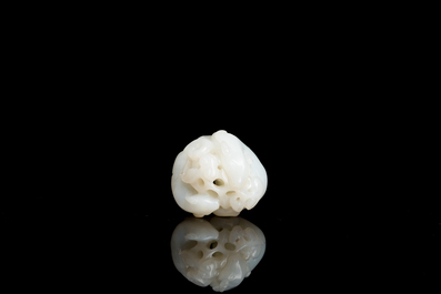 Een Chinese witte jade hanger met twee herten, Qing