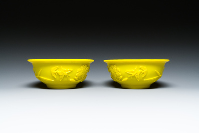 Paire de bols en verre jaune de P&eacute;kin &agrave; d&eacute;cor floral, Chine, 19/20&egrave;me