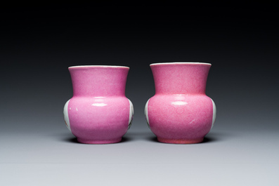 Paire de crachoirs en porcelaine de Chine famille rose, 'zhadou', marque de Hongxian, R&eacute;publique