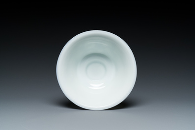 A Chinese overlay Beijing glass 'magpie and plum blossom' bowl in blue on white, 19th C.