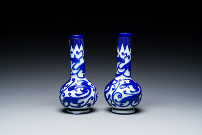 Paire de vases de forme bouteille en verre overlay de P&eacute;kin &agrave; d&eacute;cor de chilongs en bleu sur blanc, Chine, 19&egrave;me