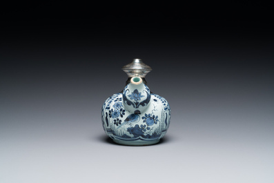 Kendi en fa&iuml;ence de Delft en bleu et blanc &agrave; monture en argent, fin du 17&egrave;me