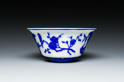A Chinese overlay Beijing glass 'magpie and plum blossom' bowl in blue on white, 19th C.