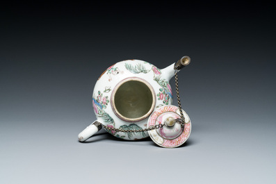 Een Chinese famille rose theepot, vier koppen en drie schotels, Yongzheng