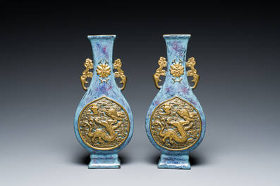 Paire de vases en porcelaine de Chine &agrave; &eacute;mail flamb&eacute; aux medaillons aux dragons dor&eacute;s, marque de Qianlong, 19&egrave;me