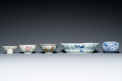 A varied collection of Chinese porcelain, 18/19th C.
