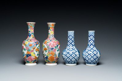 Twee paar Chinese blauw-witte en famille rose vazen, 19/20e eeuw