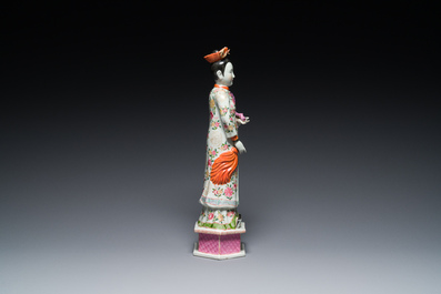 Een grote Chinese famille rose figuur met beweegbaar hoofd, 19/20e eeuw