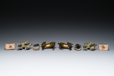 Une paire de br&ucirc;le-parfums en bronze incrust&eacute; d'argent et de cuivre, une paire de lions bouddhistes et une paire de qilins en bronze, Chine, 19/20&egrave;me