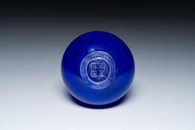 Een Chinese flesvormige vaas in translucent blauw glas, Xianfeng merk en periode