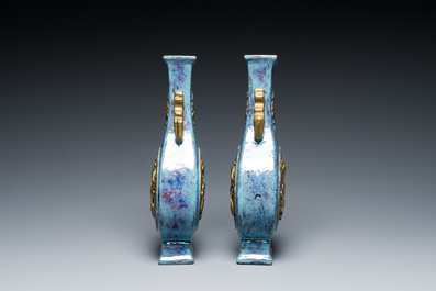 Paire de vases en porcelaine de Chine &agrave; &eacute;mail flamb&eacute; aux medaillons aux dragons dor&eacute;s, marque de Qianlong, 19&egrave;me