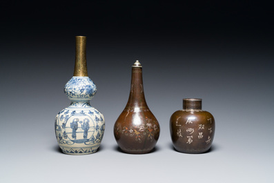 Twee Vietnamese met zilver en koper ingelegde paktong stukken en een blauw-witte kalebasvaas, 16e en 19e eeuw