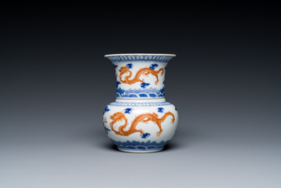 Een Chinese blauw-witte en ijzerrode wijnkom en warmer met draken tussen de wolken, Daoguang merk en periode