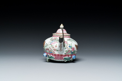 Een Chinese famille rose theepot, vier koppen en drie schotels, Yongzheng