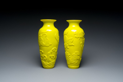 Een paar Chinese vazen met decor van vissen in geel Peking glas, Republiek