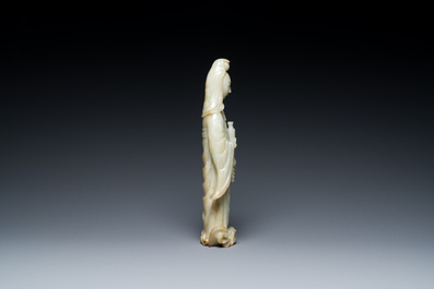 Een Chinese celadon jade sculptuur van Guanyin, Qing